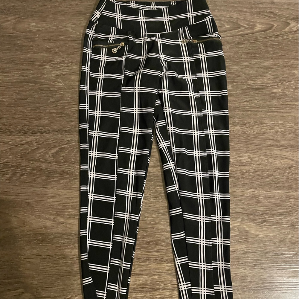 Stripped pants with zipper details. Very soft.
